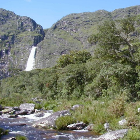 A Casca Danta vista de longe com suas piscinas naturais